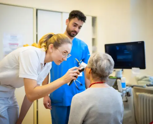 KHI Imageaufnahme Dermatologie - Personal begutachtet Muttermale einer Patientin