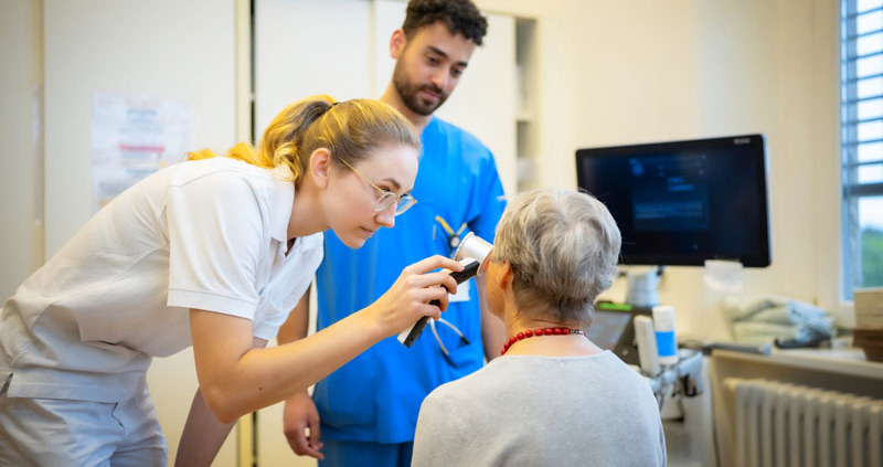 KHI Imageaufnahme Dermatologie - Personal begutachtet Muttermale einer Patientin