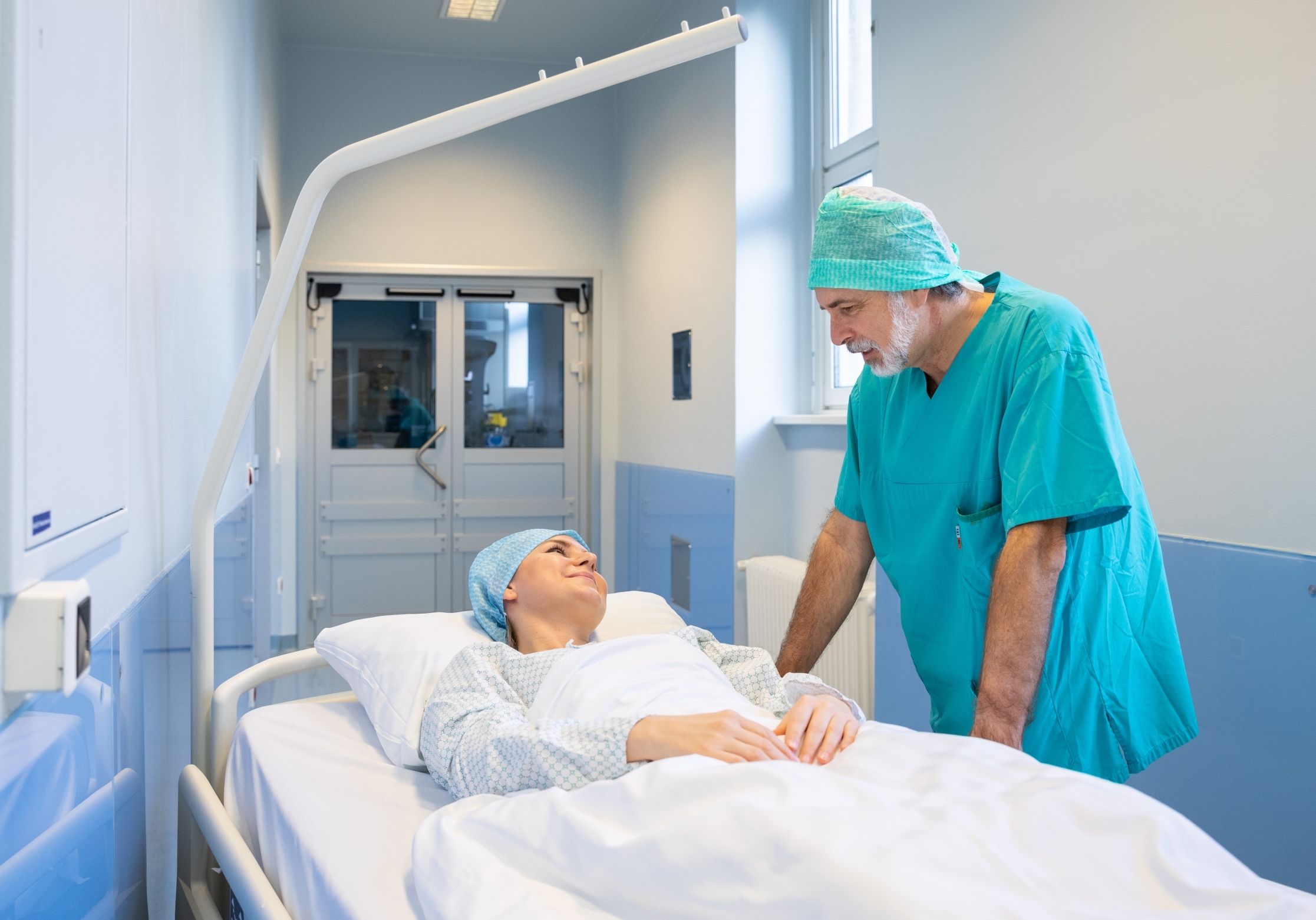 Arzt kümmert sich um Patientin im Brustgesundheitszentrum Hietzing