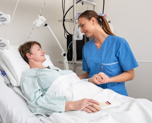 Fürsorgliches Personal bei Patientin an 1. Medizinischen Abteilung