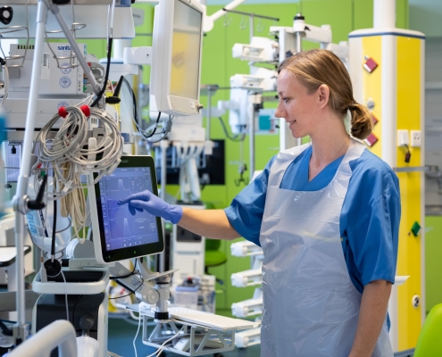 Mitarbeiterin der Abteilung für Anästhesie und Intensivmedizin während der Arbeit