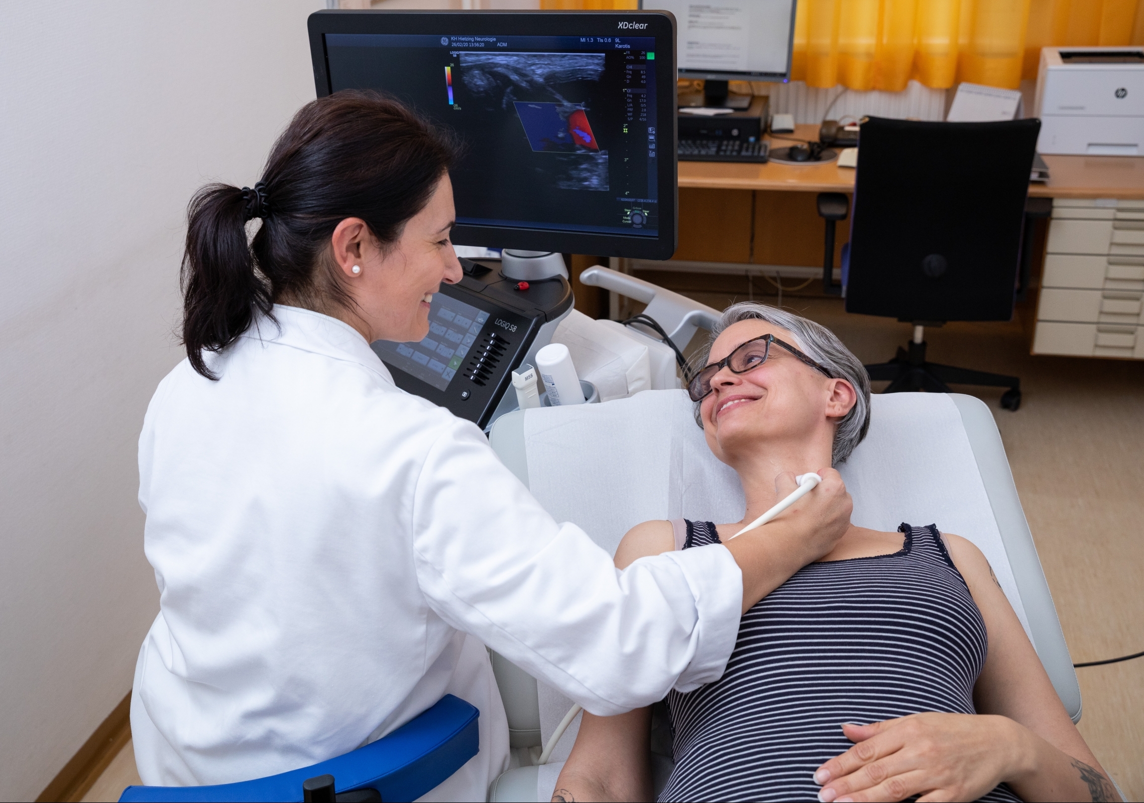 Patientin wird mit Ultraschall untersucht