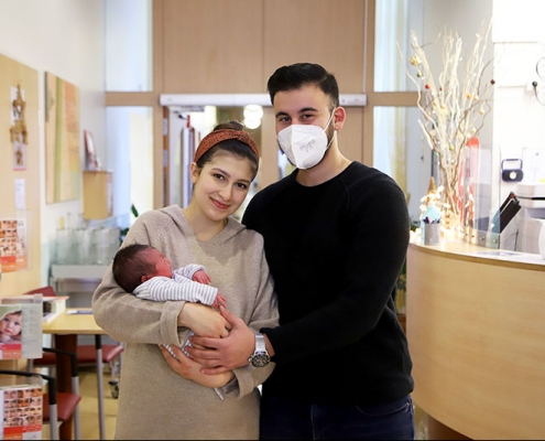 Neujahrsbaby Ilyas im Arm seiner Eltern