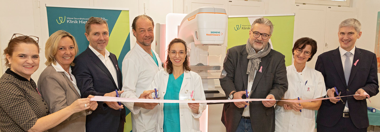 Gruppenbild der Pressekonferenz in der Klinik Hietzing zum neuen Mammographie-Gerät