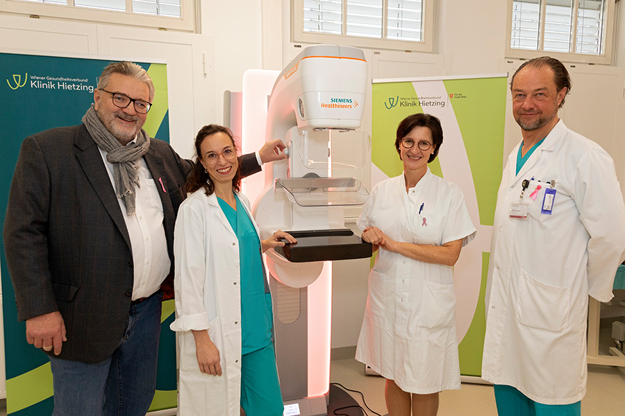 Gruppenbild der Pressekonferenz in der Klinik Hietzing zum neuen Mammographie-Gerät