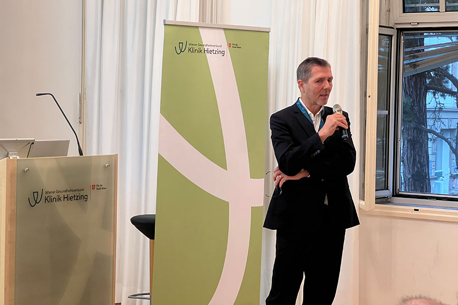 Michael Binder spricht auf dem 2. Ethiksymposium in der Klinik Hietzing