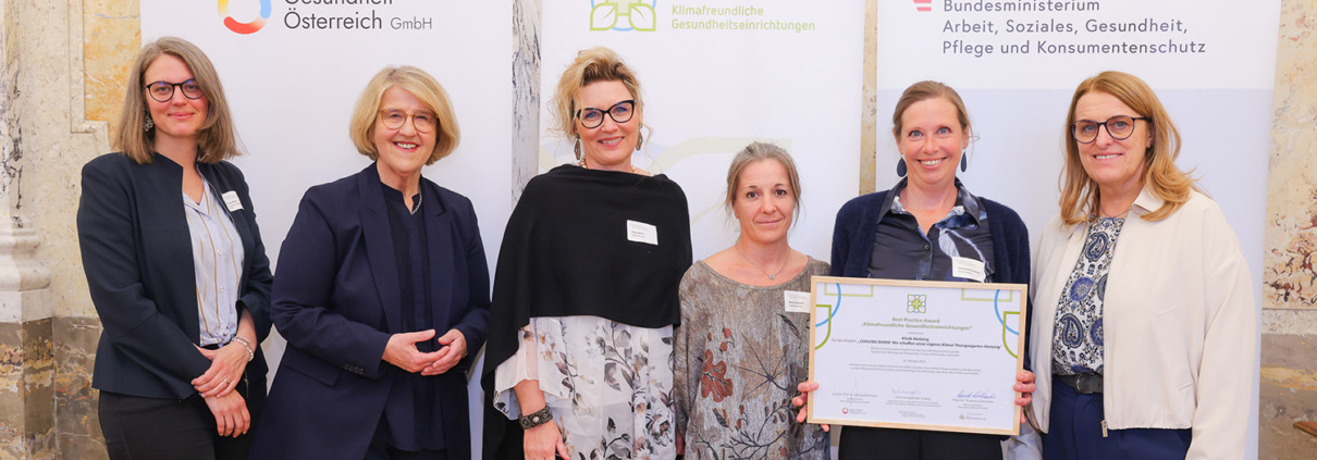 Klinik Hietzing Verleihung Best Practise Award Gruppenfoto mit Urkunde