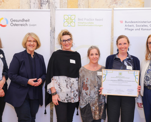 Klinik Hietzing Verleihung Best Practise Award Gruppenfoto mit Urkunde