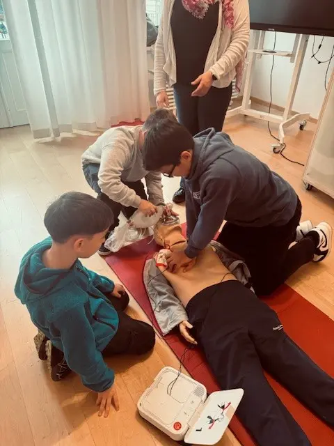 Reanimationsübung am Boys Day 2025 in der Klinik Hietzing