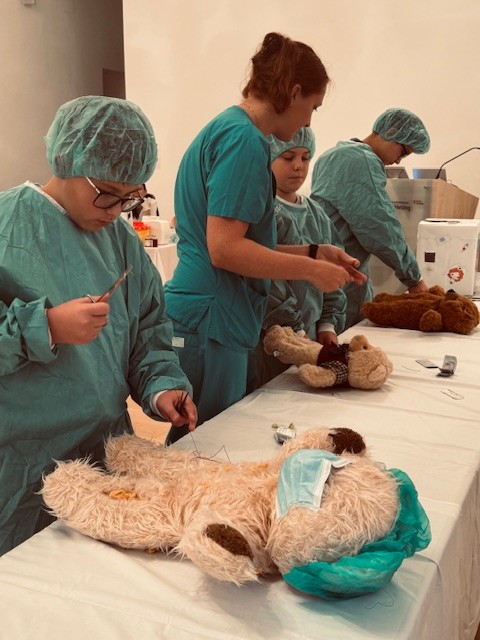 Teddybären OP am Boys Day 2025 in der Klinik Hietzing