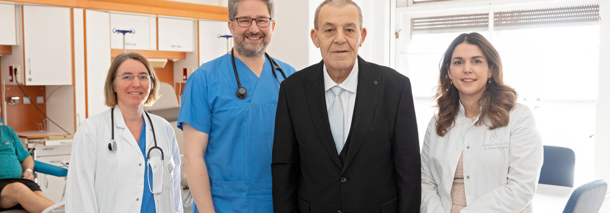 v.l.n.r.: OÄ Lechner-Uxa Sabine, OA Alexander Schuch, Patient Mehmet V., Prim.a Robab Breyer-Kohansal