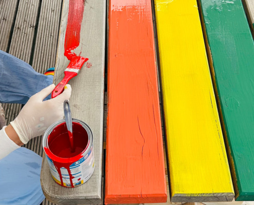 Klinik Hitzing bunt bemalte Pride-Bank